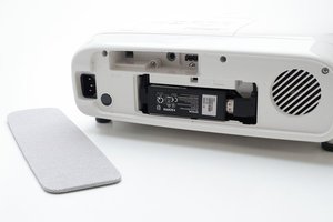 エプソン、フルHDプロジェクター「EH-TW5825」。Android TV端末同梱