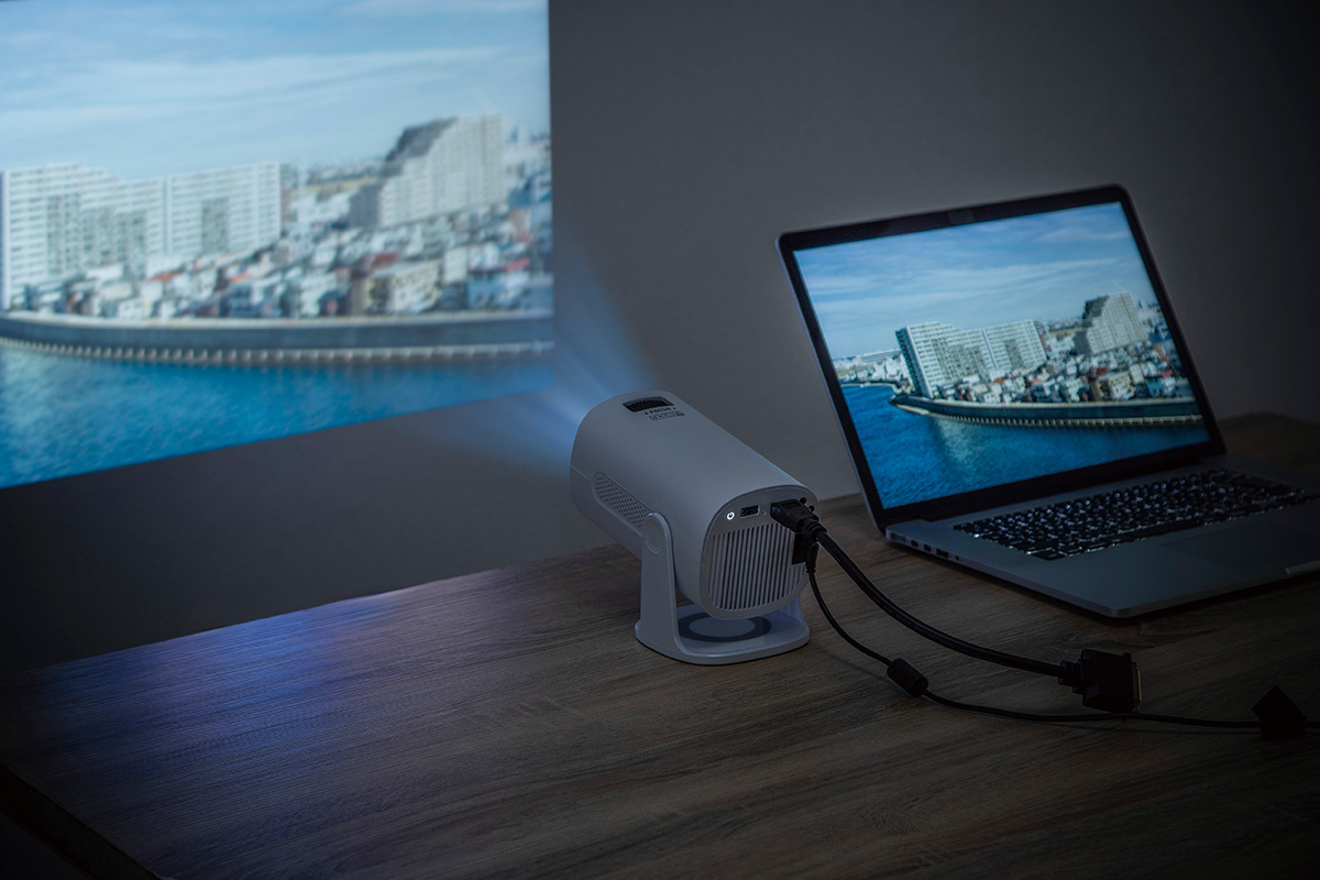 ニトリとエディオンが共同開発、税込9990円の小型プロジェクター