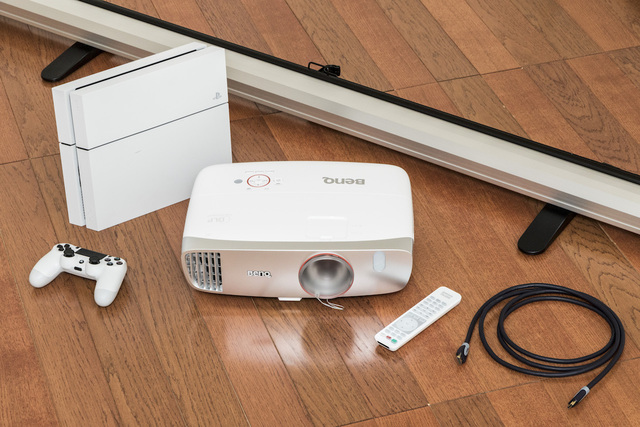 青木瑠璃子さんにお願いして、BenQホームシアタープロジェクター