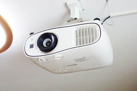 広島県・S邸】エプソン「EH-TW6600W」で、リビングに非日常体験を