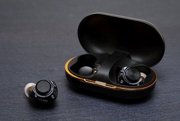 思わず唸った存在感と迫力あるサウンド。AVIOT「TE-ZX1」は“史上最大級