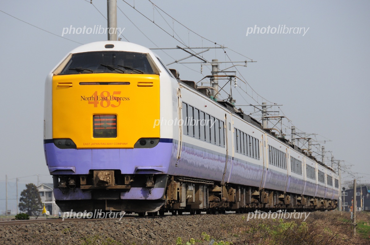 津軽線 485系3000番台8両編成の特急白鳥のバックショット 写真素材