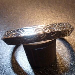 ナバホ Ray・Adakai レイアダカイ スタンプワーク トライアングルバングル