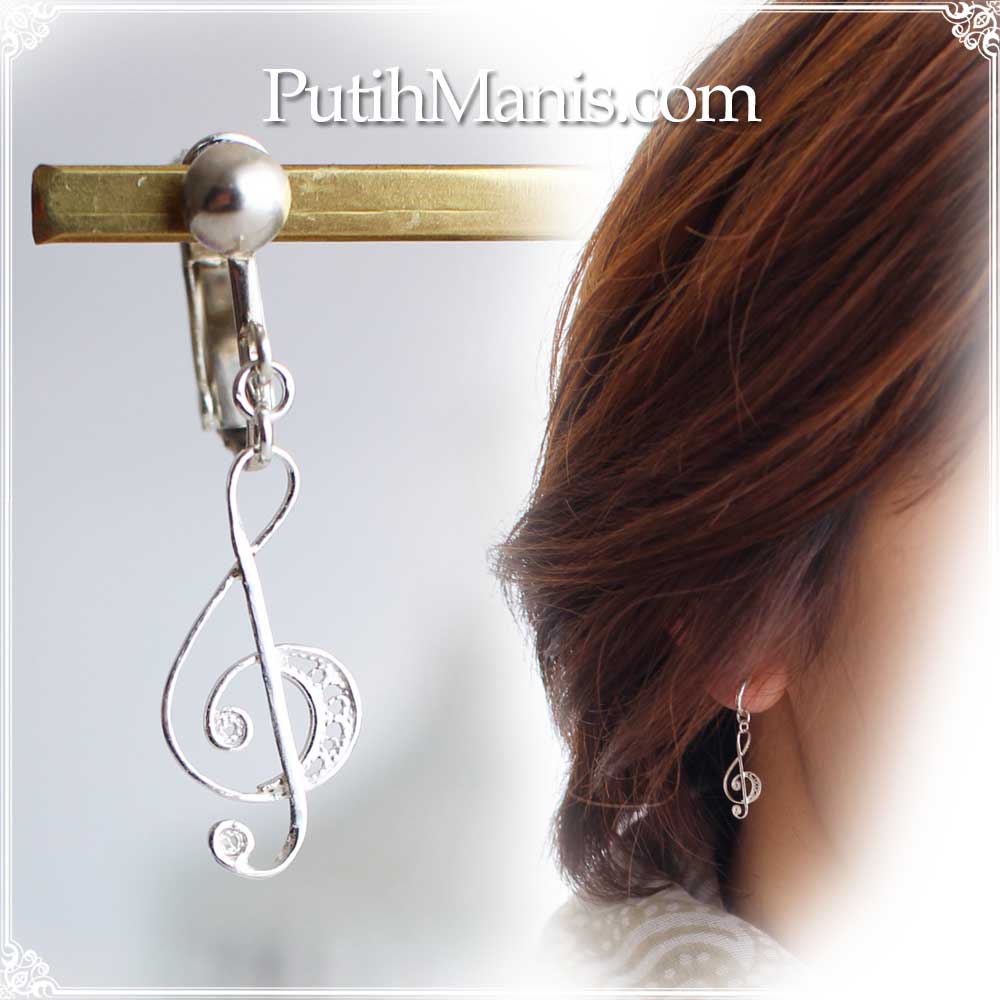 ト音記号の片耳ドロップイヤリング｜銀線細工の音符チャーム