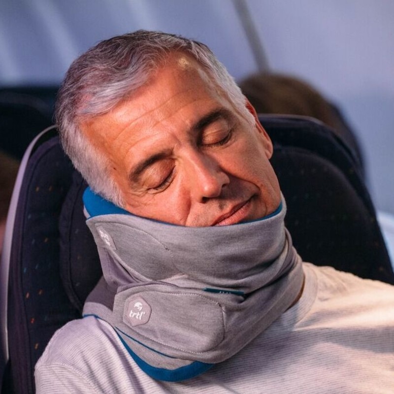 Trtl Pillow Plus｜カメにインスパイアされたサイズ調節可能なトラベル