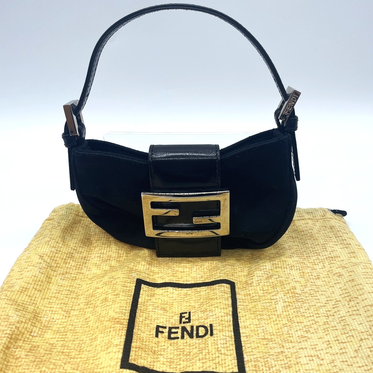 FENDI フェンディ マンマバケット ミニ クロワッサン ポーチ