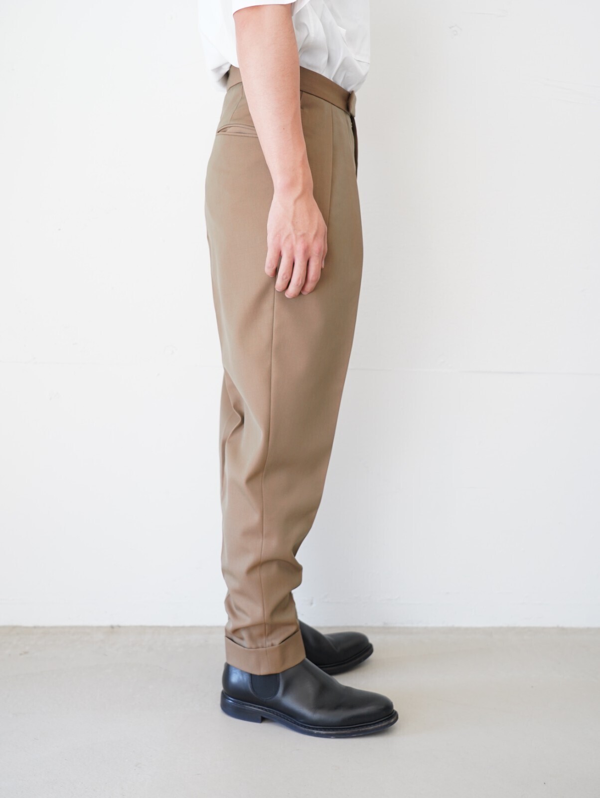 2アウトプリーツベルトレススラックス (ウールソラーノ) - コロン