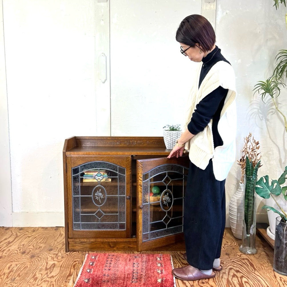 カントリーハウス 三越ブルージュ ステンドグラス扉のサイドボード
