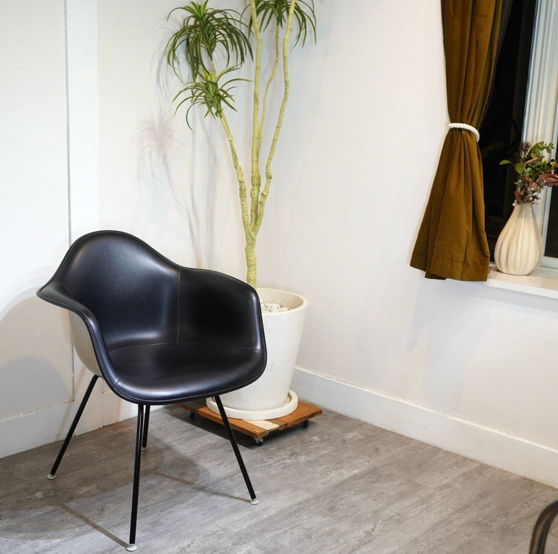 ハーマンミラー Herman Miller アームシェルチェア ナウガレザー 黒 H