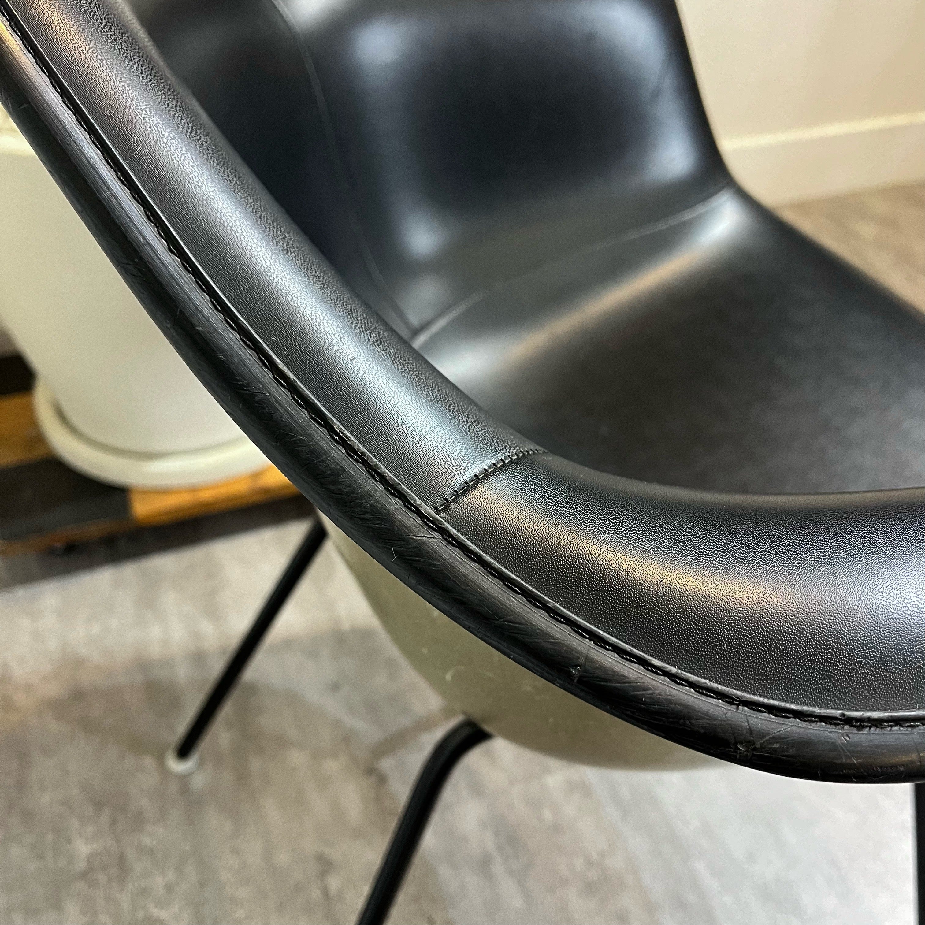 ハーマンミラー Herman Miller アームシェルチェア ナウガレザー 黒 H