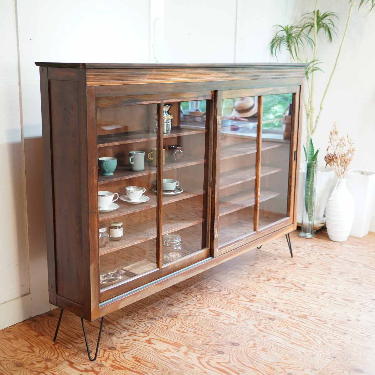 リバイブモブラープロジェクト 昭和レトロな大きな引き戸ショーケース