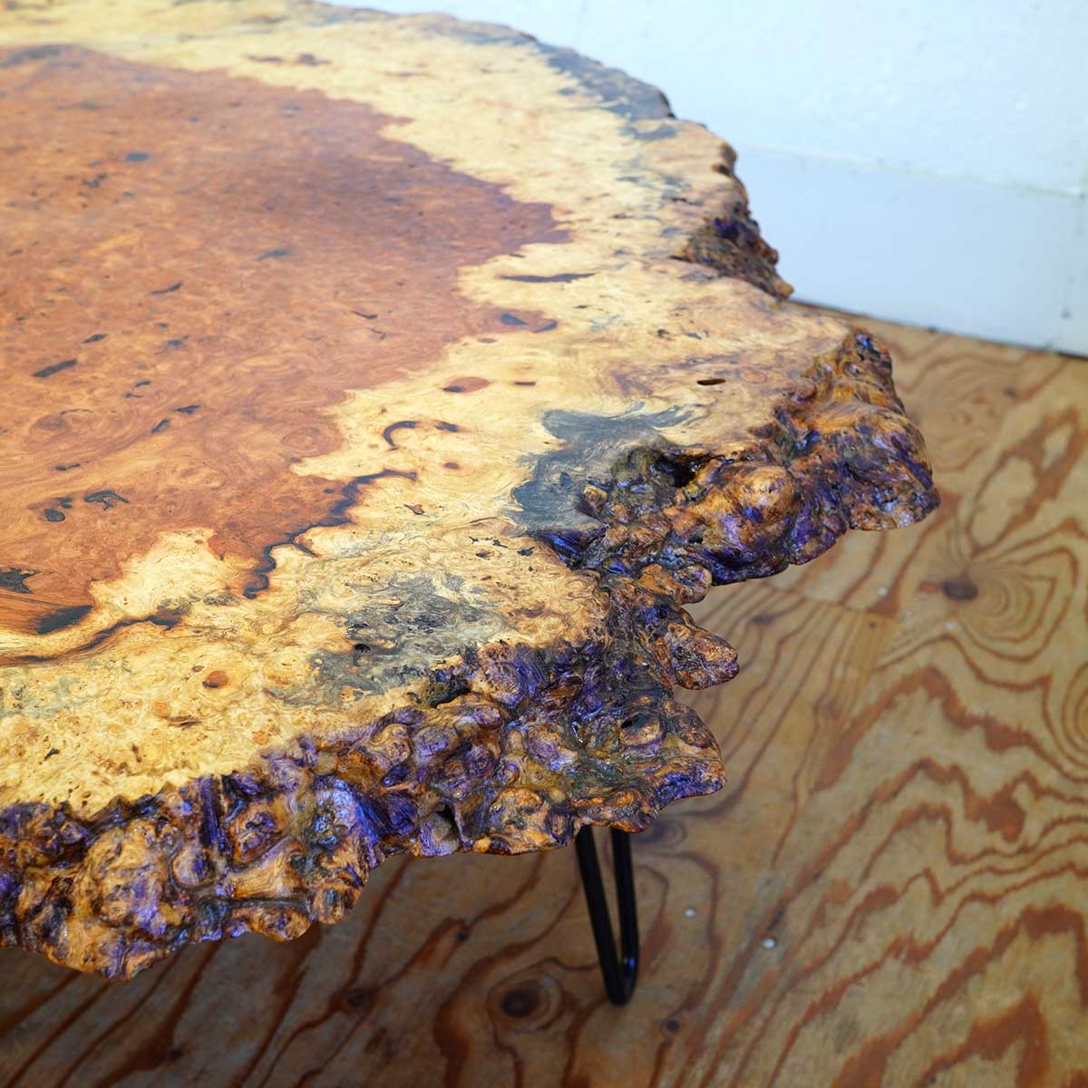 無垢 輪切りの立派なこぶ付き一枚板に新品の鉄脚を付けて作った