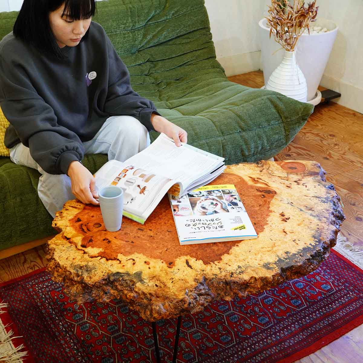 無垢 輪切りの立派なこぶ付き一枚板に新品の鉄脚を付けて作った