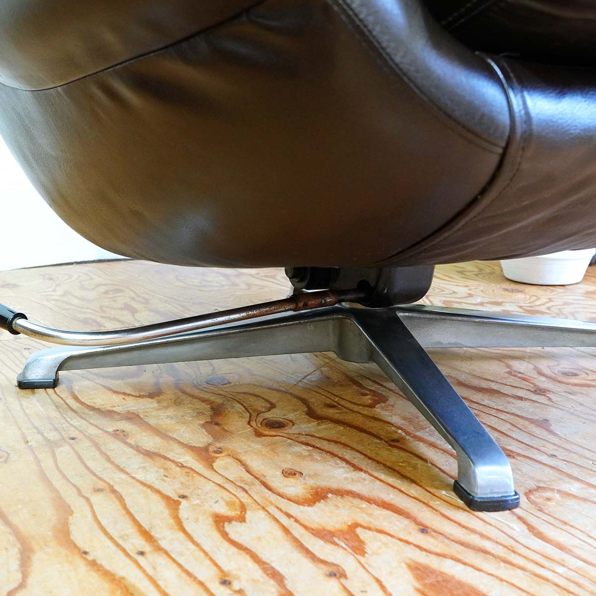 OVERMAN社 ラウンジチェア レザー 回転式 北欧 ブラック ミッド