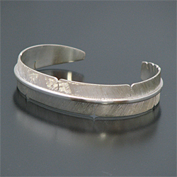 イスレタ族 Michael Kirk/マイケル・カーク イーグルフェザー バングル