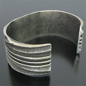 ナバホ族 Aaron Anderson トゥーファーキャスト サンバースト バングル