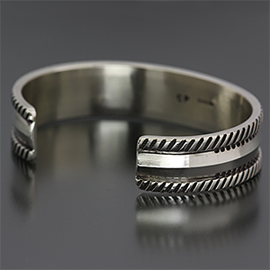 ナバホ族 Clendon Pete チゼルワーク バングル 【送料無料】