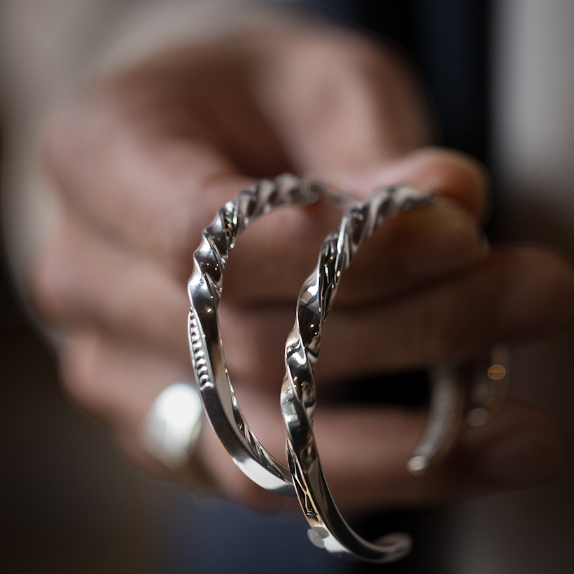 ナバホ族 Lyle Secatero #6スクエア ツイスト ウォーター バングル