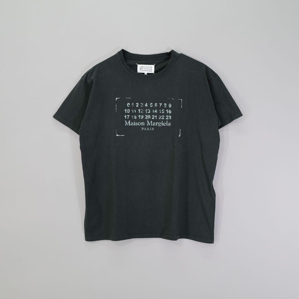 Maison Margiela - スタンプロゴ Tシャツ | River