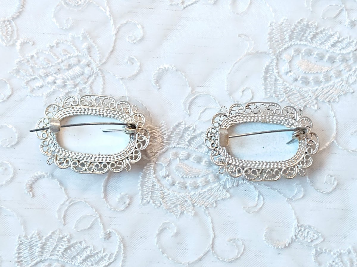 ロシアの伝統的エナメル工芸 フィニフティ・ブローチ＜水色地に花柄