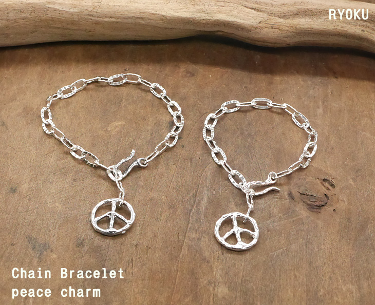 ピースマークのチャーム付きシルバーチェーンブレスレット RYOKU