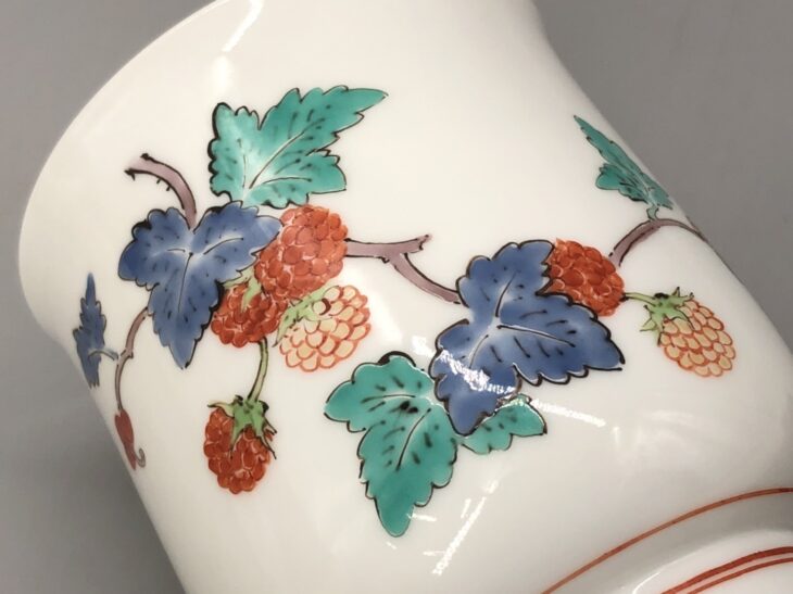 十四代酒井田柿右衛門 『濁手 苺文 湯呑』 ｜骨董品買取 緑和堂