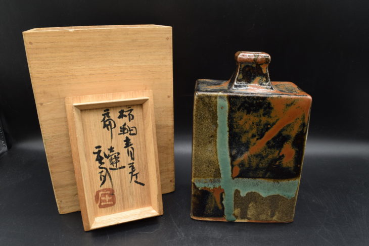 瀬*ン様 浜田庄司 作 陶器の細長い瓶 瀬*ン様 浜田庄司 作 陶器の