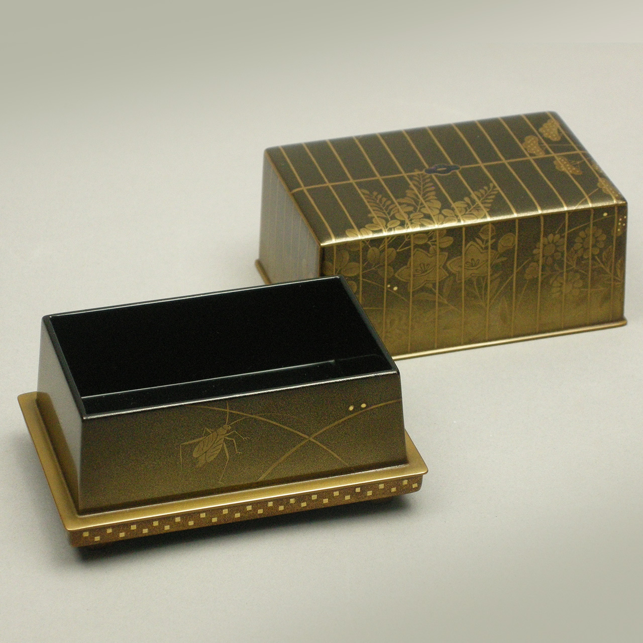 るでぃ。 青がとても美しい輪島塗。鉄線沈金仕上げの硯箱になります。