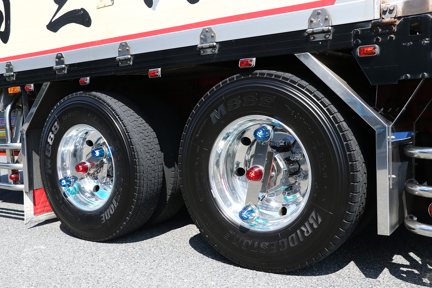 鏡面ステンレス製 大型低床車用 ホイール 19.5 インチ スピンナー 4個