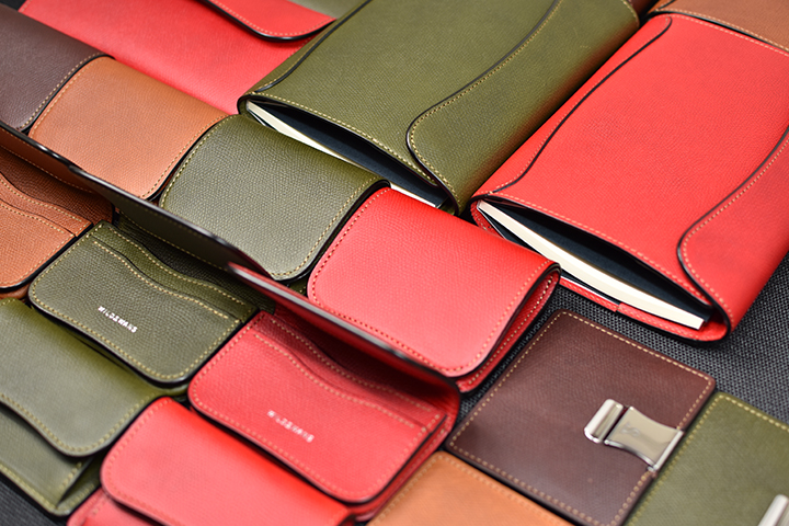 直営店限定・型押しミネルバリスシオ製革小物シリーズについてのお話