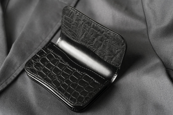 シックで贅沢な3つのレザーを使用したレザーアイテムが登場します