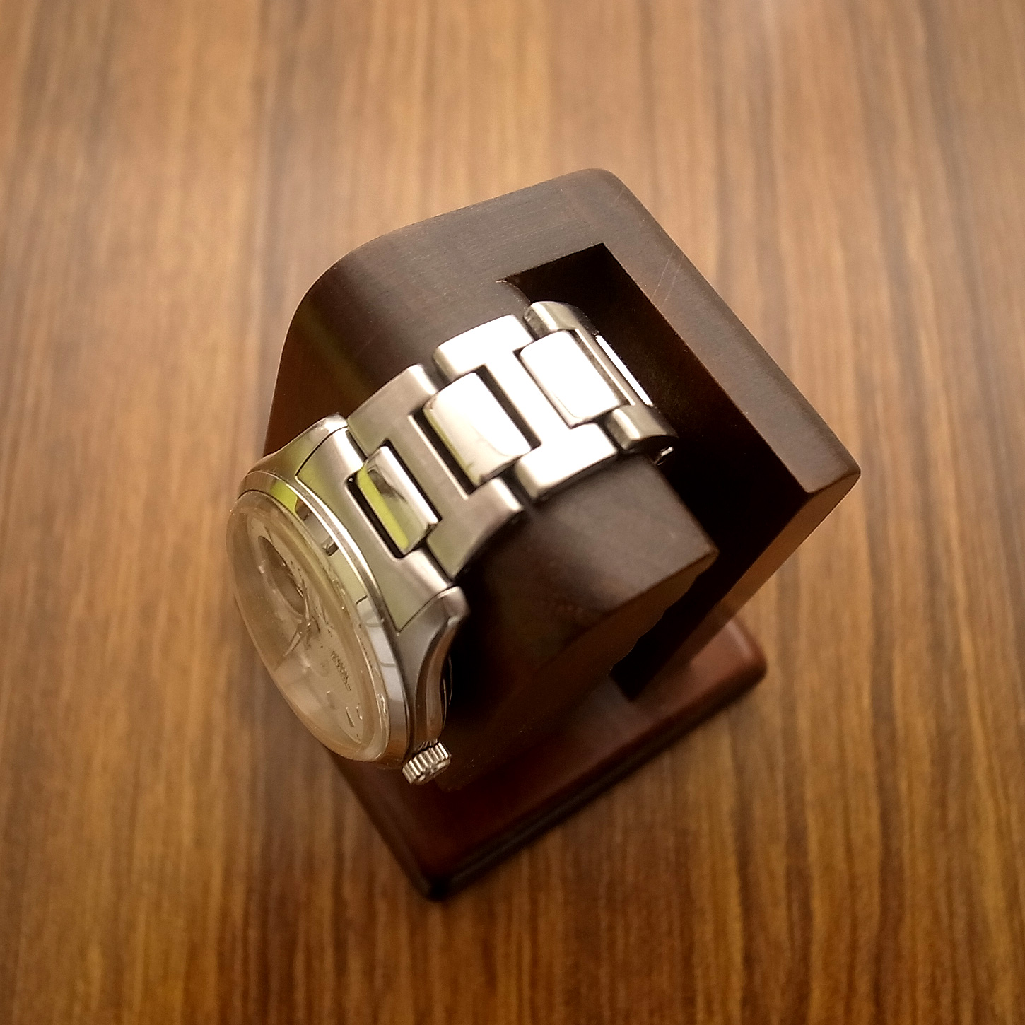 ウォッチスタンド [腕時計を簡単に美しくディスプレイ,扱い方はとても