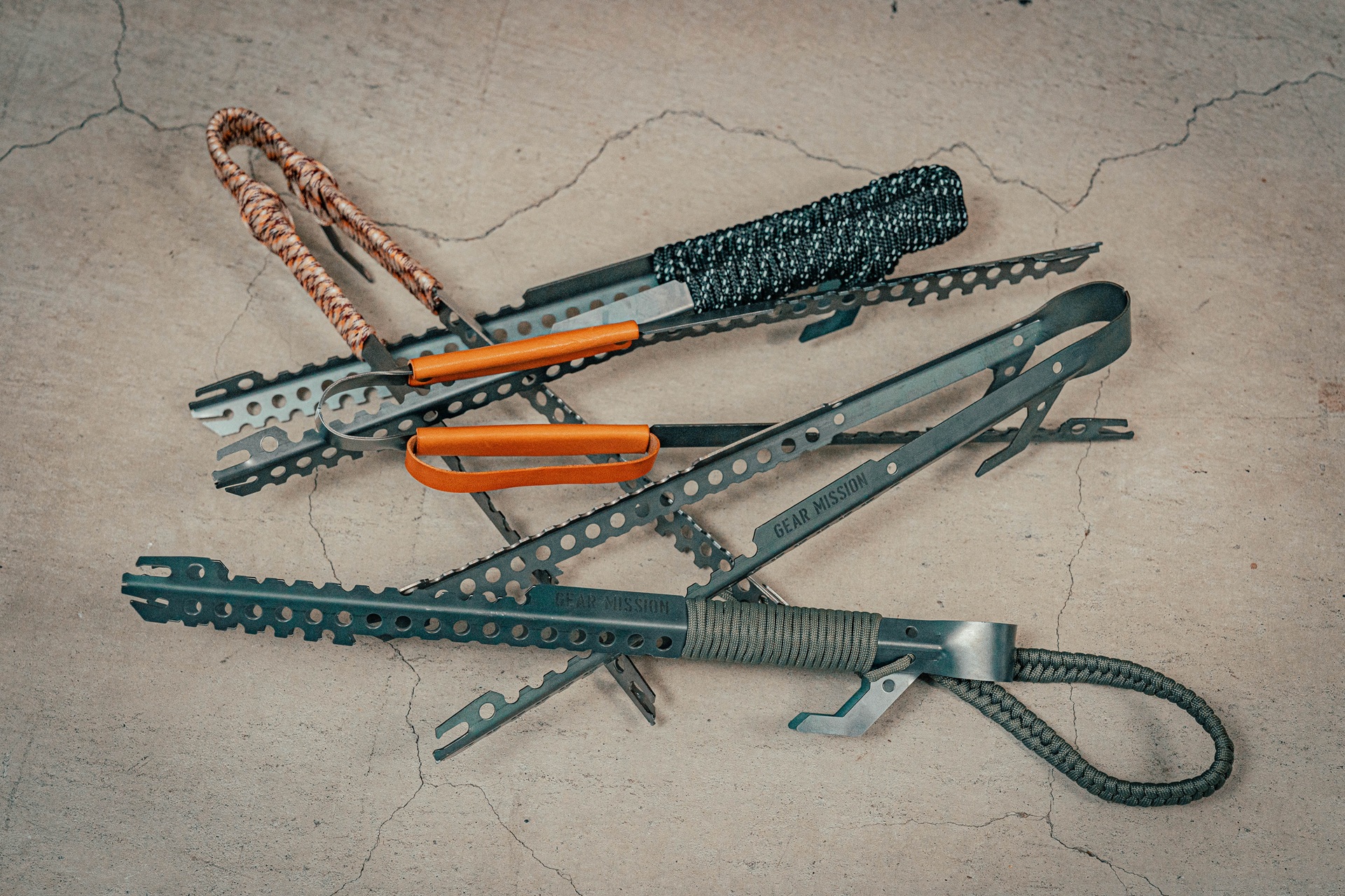 GEAR MISSION」シリーズから、火ばさみ＆薪スタンドが新登場