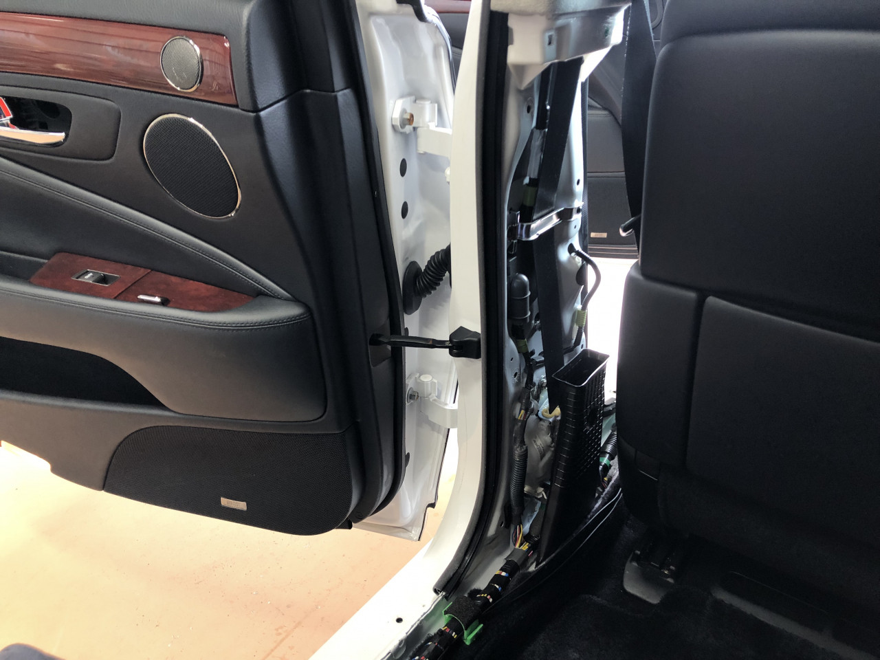 ご依頼作業：LEXUS LS460（USF40前期モデル） 室内異音低減作業 その②