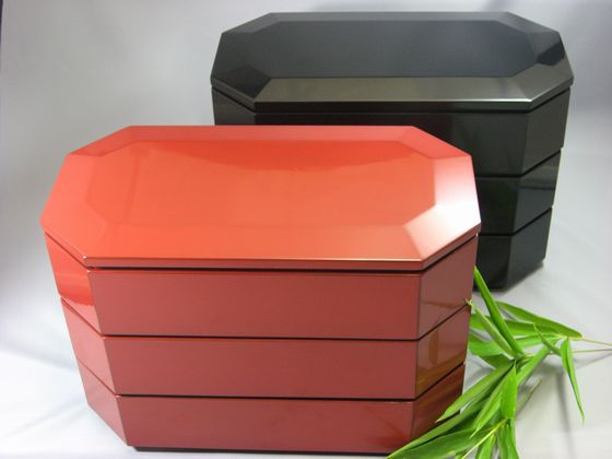 三段重箱（八角型）たまり朱 1組 418,000円（税込） | 輪島塗の塗師屋