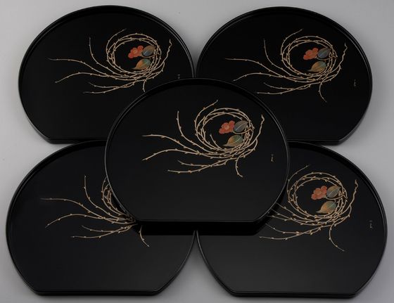 半月膳 芽柳に椿蒔絵は、持ち運びも楽でおもてなしの心も伝わる会席膳