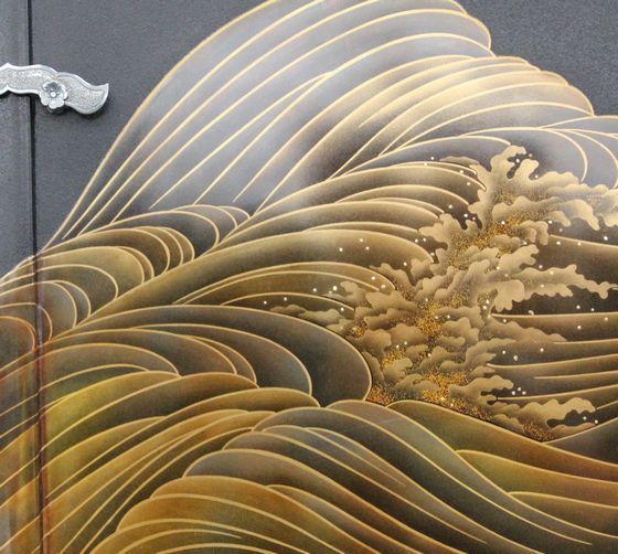 飾り棚 乾漆・波千鳥蒔絵 4,400,000円（税込） | 輪島塗の塗師屋 輪島