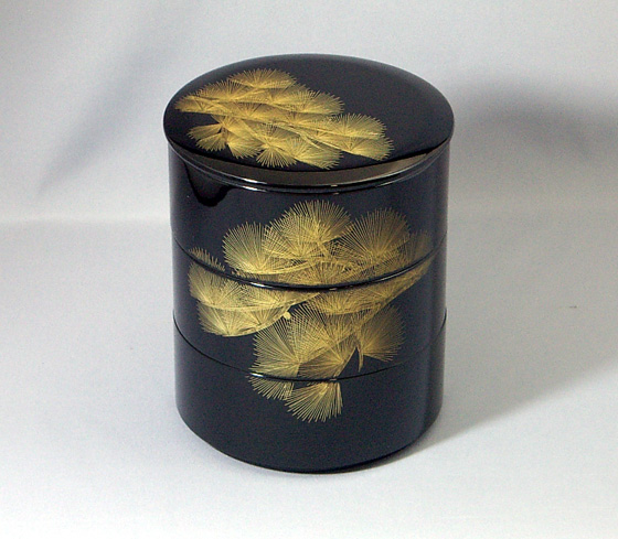 デッドストック！上質内朱黒漆に優美な梅蒔絵の映える二段重（検輪島塗