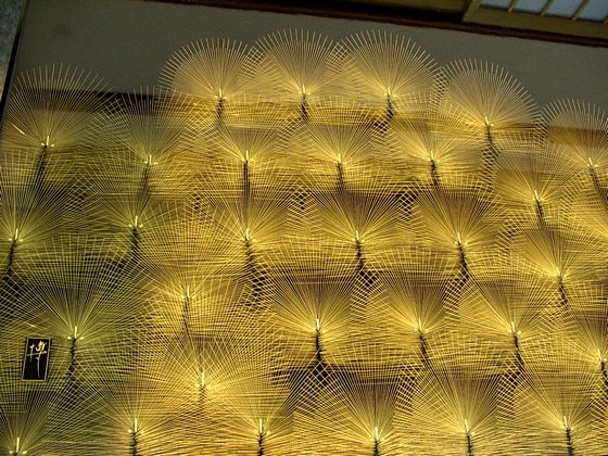 輪島塗 座卓・寿松沈金は、のみで彫った美しい線が、幾重にも重なり松