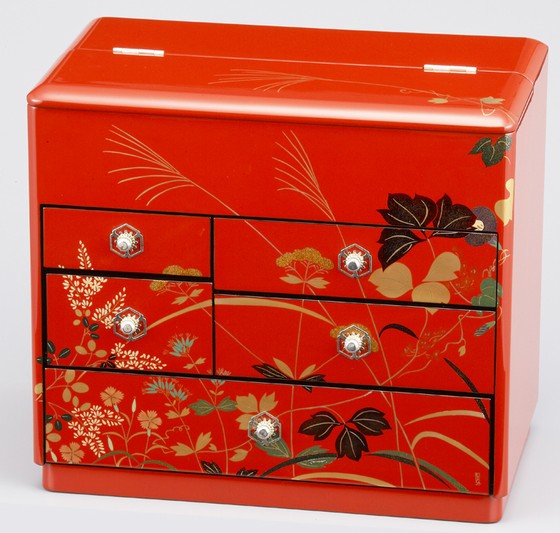 小タンス・朱塗り秋草蒔絵は、鮮やかな朱色があでやかな飾りタンス