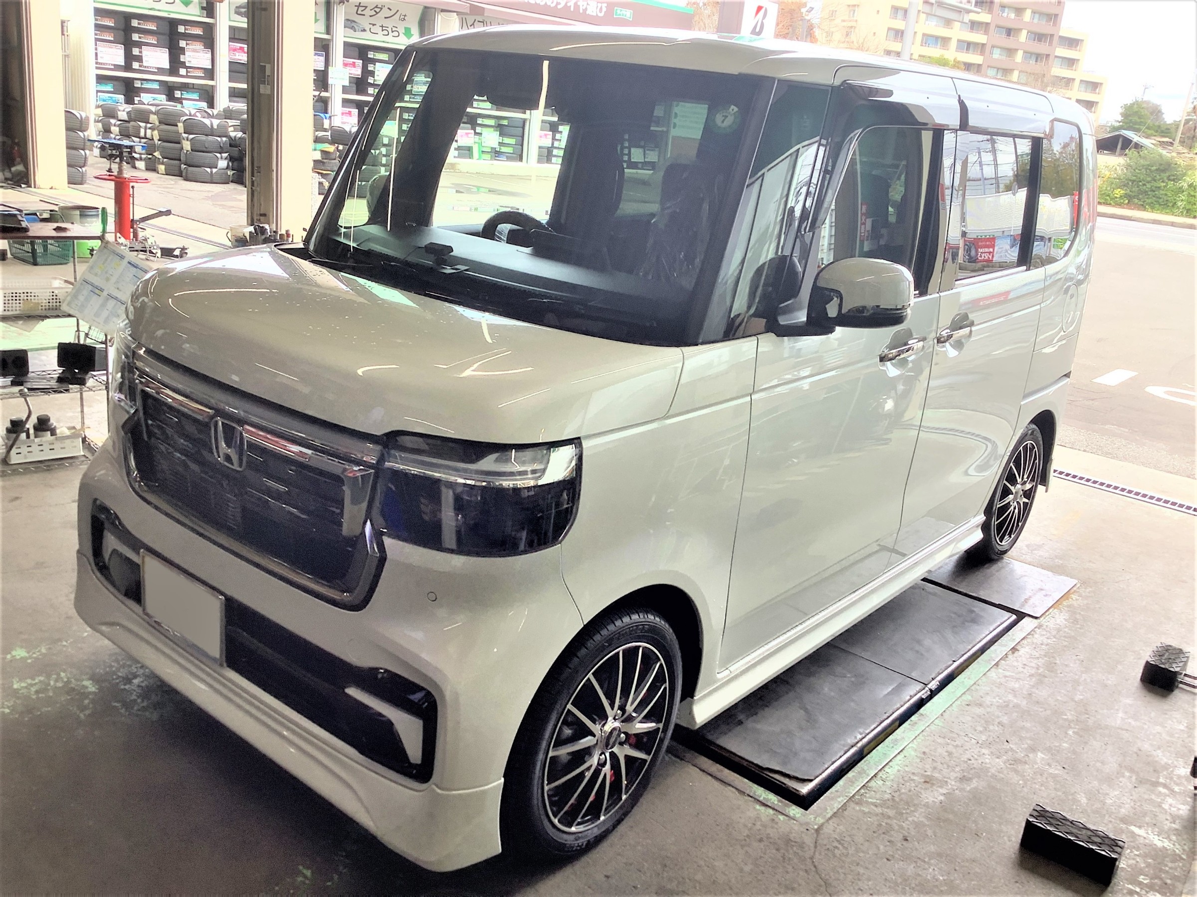 ホンダJF5型N-BOXカスタム ターボ、車高調のお取り付け＆アライメント