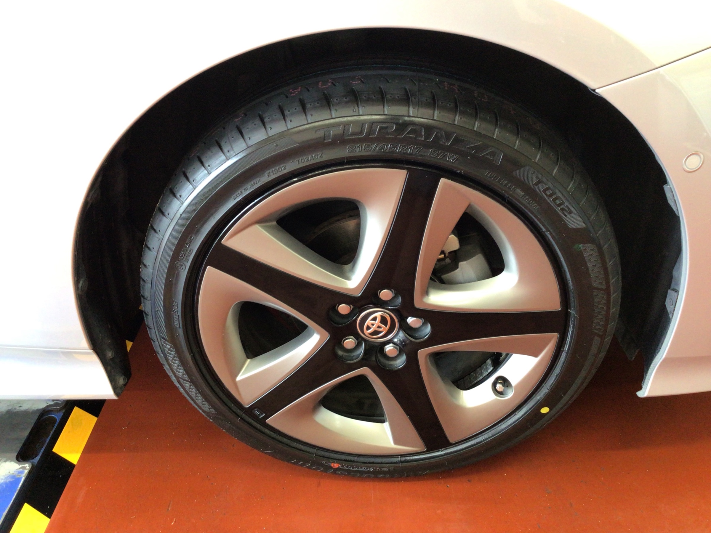 トヨタ・プリウス〜タイヤ交換(TURANZA T002)〜 | 店舗おススメ情報