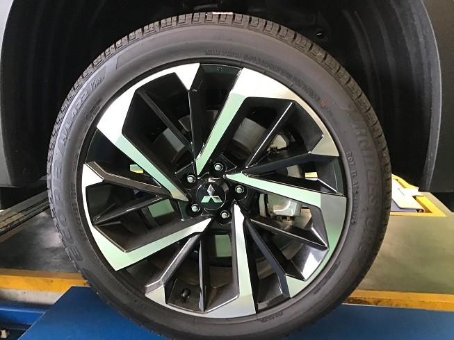 三菱アウトランダー 18インチスタッドレスセット取付 | 店舗おススメ