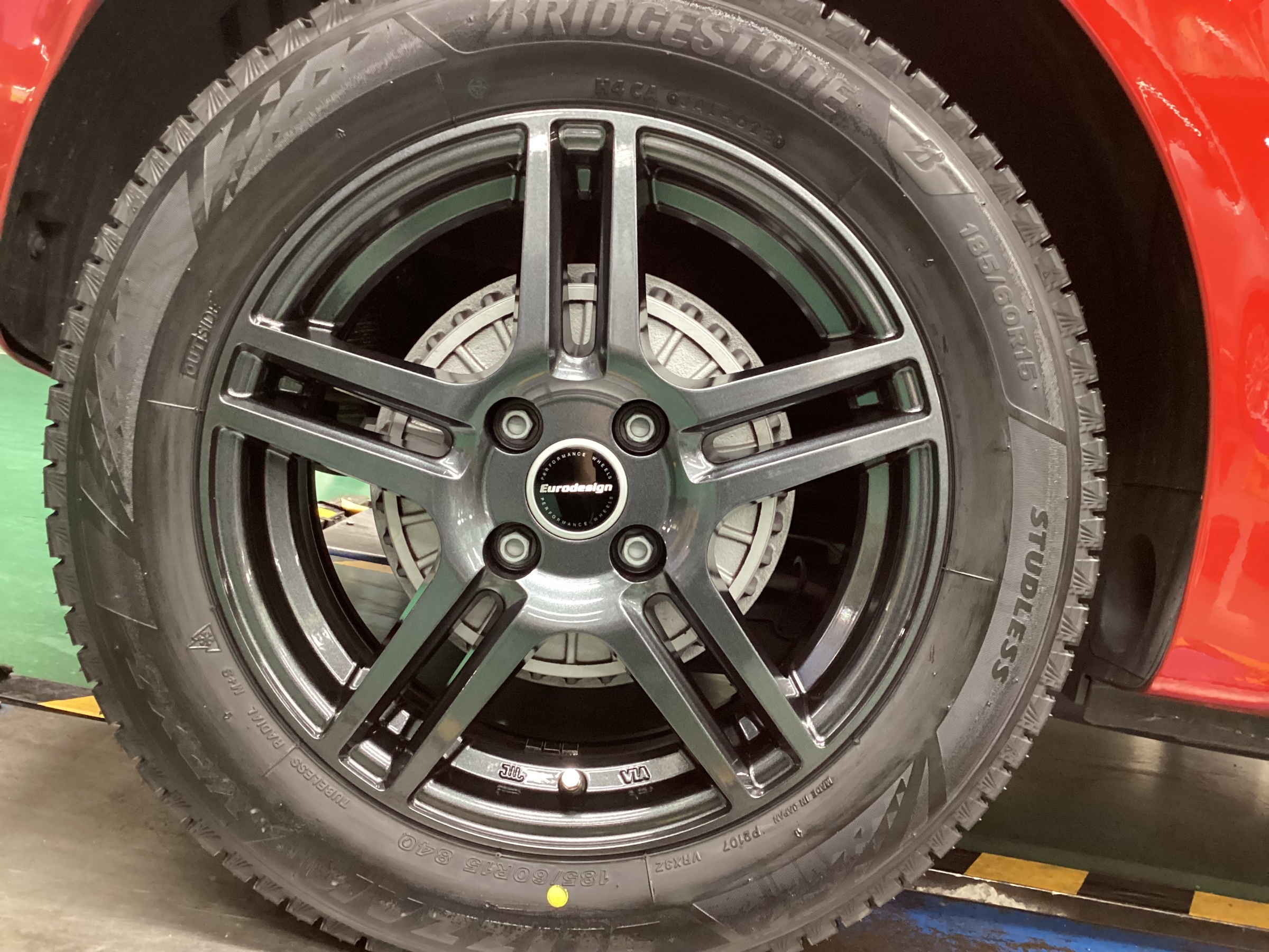 ルノー・トゥインゴ】（スタッドレスホイールセット交換作業） | 店舗