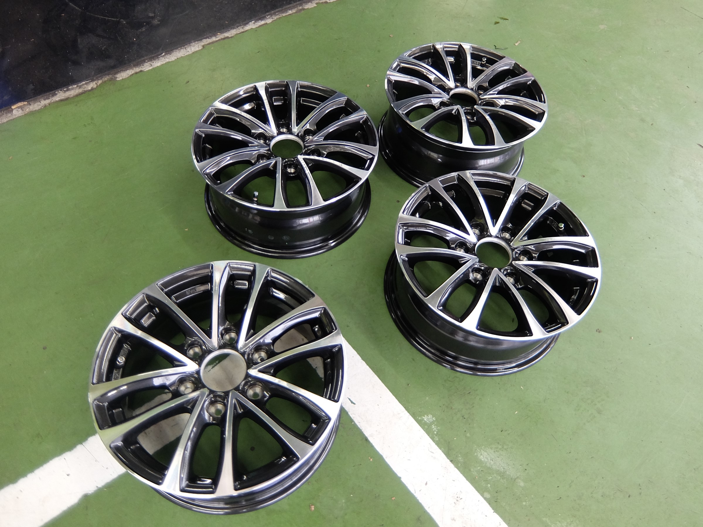 トヨタ・ハイエース・200系】スタッドレスタイヤ・ホイールセットでの