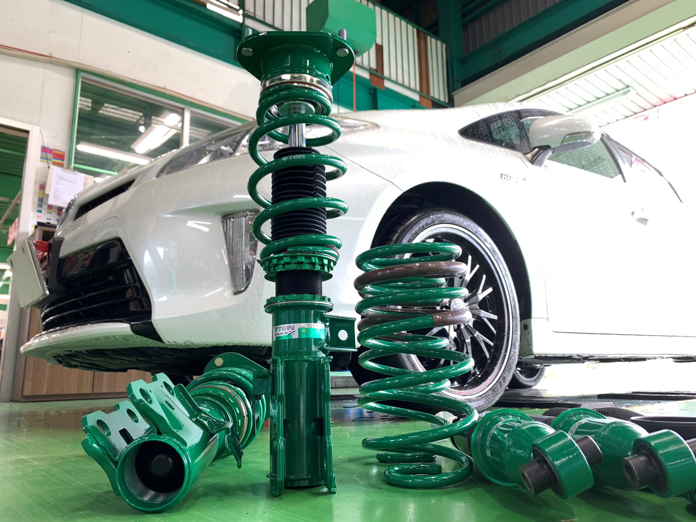 30系プリウス+TEIN FLEX Z車高調 | 店舗おススメ情報 | タイヤ館 六甲