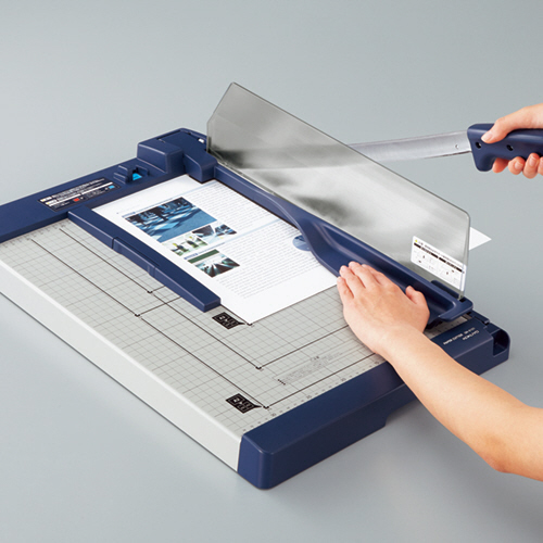 たのめーる】コクヨ ペーパーカッター(押し切り式) A4 DN-G103 1台の通販