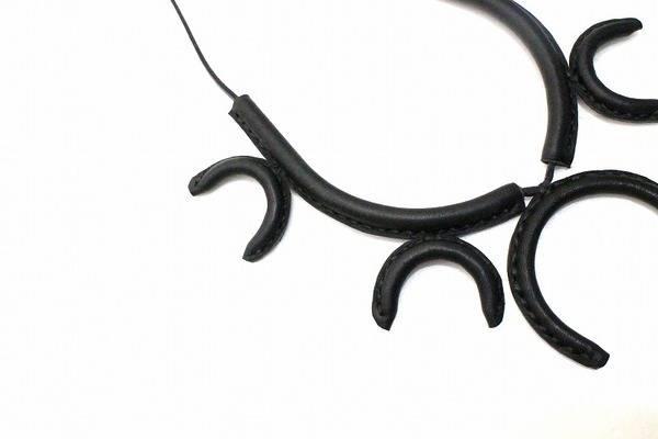 ちょっと変わったネックレス入荷してます。。。crescioni