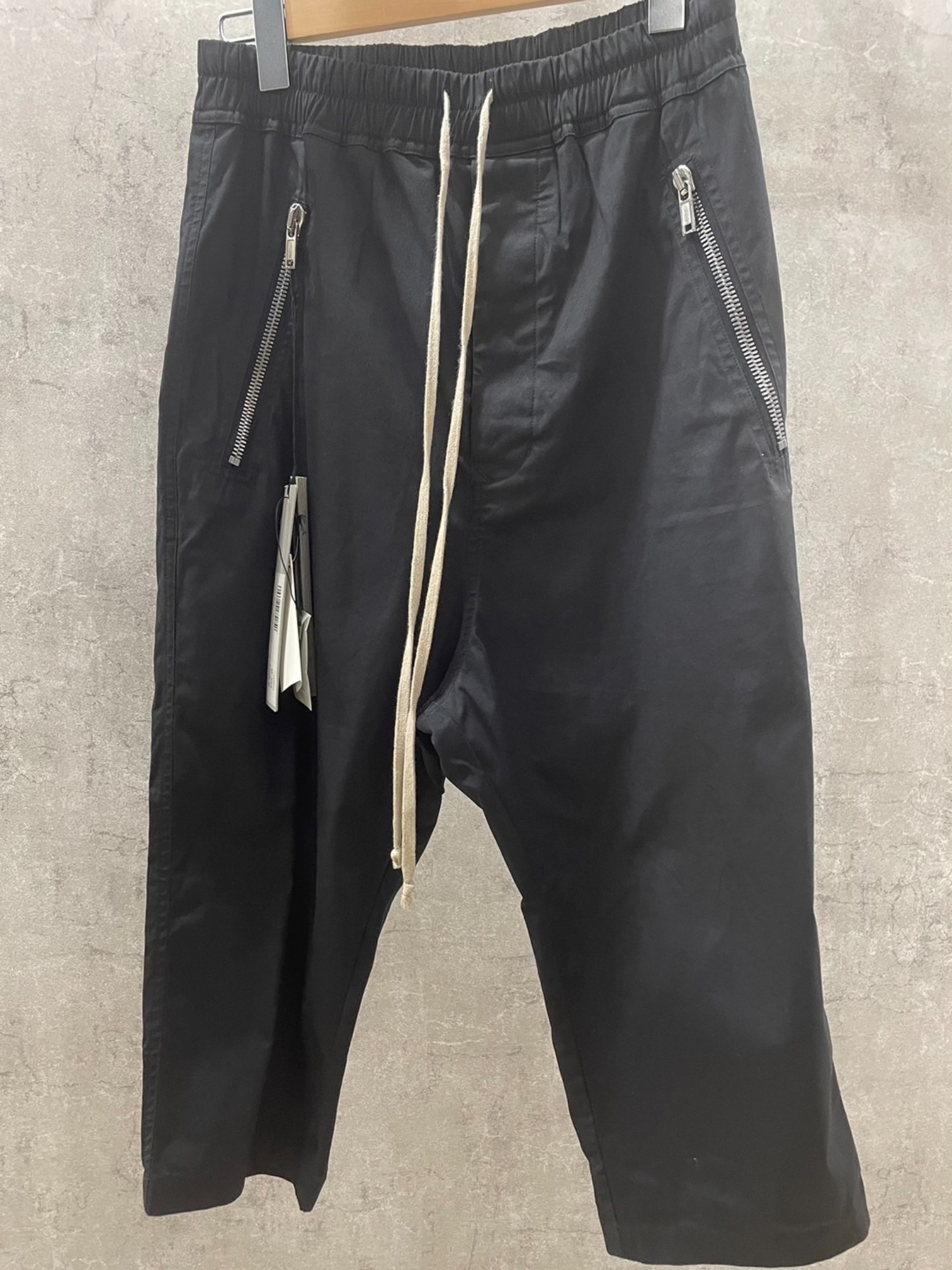 RICK OWENS／リックオウエンス】よりクロップドドローストリングパンツ