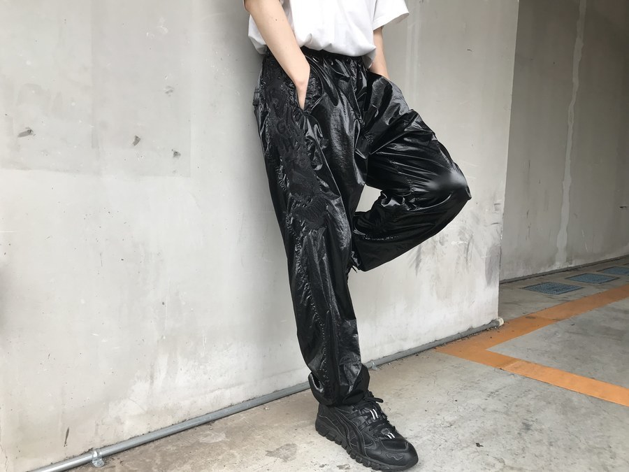 doublet/ダブレット】より、 GRADATION CHAOS EMBROIDERY TRACK PANTを